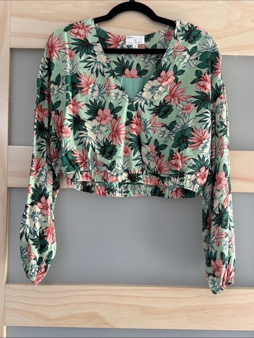 Lost + Wander Floral Crop Top Size M – Long Sleeve Wrap Blouse Tropical Print